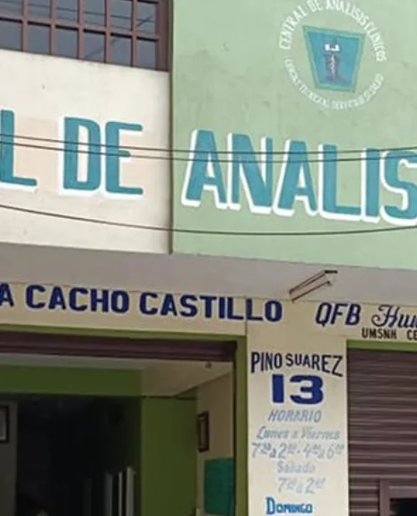 Fachada de la Central de Análisis Clínicos en la calle Pino Suárez 13, con el rótulo pintado del laboratorio